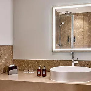 4* מלון By Marriott